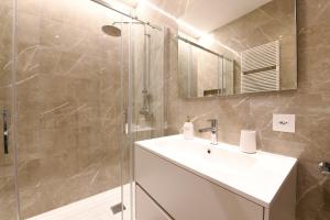 Vannituba majutusasutuses Lake Modern Suites - Free Parking