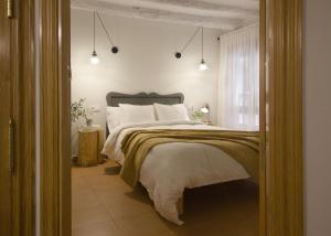 ein Schlafzimmer mit einem großen Bett und einem Fenster in der Unterkunft Apartamento Tarazona Centro in Tarazona