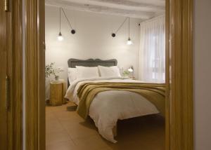 a bedroom with a large bed and a window at Apartamento Tarazona Centro in Tarazona de Aragón