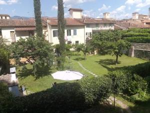 uma vista para um pátio com um campo de golfe em Appartamento i Cipressi em Figline Valdarno