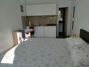 eine Küche mit einem Bett und einem Tisch in einem Zimmer in der Unterkunft Dubrovnik Sun Apartment in Dubrovnik