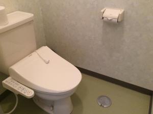 La salle de bains est pourvue de toilettes blanches et d'une télécommande. dans l'établissement Homestay Dream - Vacation STAY 3910, à Minami Uonuma