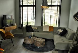a living room with a couch and a table at Huis nummer 7 met sauna en 3 slaapkamers in Leeuwarden