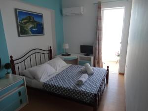 1 dormitorio con 1 cama con toallas en Epic View Haraki, en Charaki
