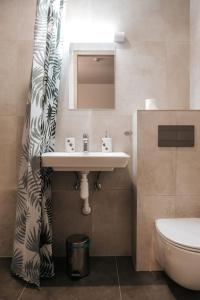 uma casa de banho com um lavatório e um WC em Mikka Accommodation em Pihlaspea
