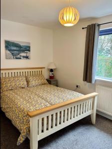 1 dormitorio con cama y ventana en Superb Garden Suite at The Moorings Shaldon, en Shaldon