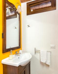 シラクーサにあるAppartamento a Ortigiaのバスルーム(洗面台、鏡付)