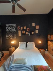 een slaapkamer met een bed en een zwarte muur bij The Pessoa in Lissabon