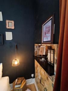 een kamer met een bed en een tafel met een lamp bij The Pessoa in Lissabon