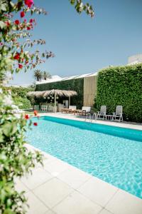 uma piscina com duas cadeiras e uma mesa em Atlántico Boutique Hotel em Punta del Este