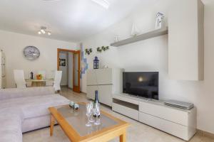 a living room with a couch and a tv at Villas Guzman - Apartamento Trond Paraiso Mar in Calpe