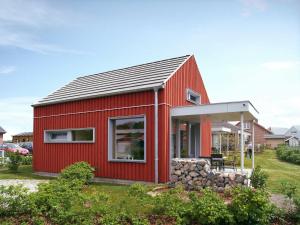 ツィローにあるSchwedenrotes Ferienhaus Wismarの赤い屋根
