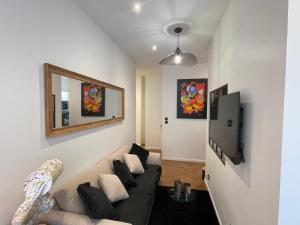 Una televisión o centro de entretenimiento en Le cosy la part dieu