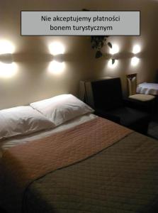 ミコワイキにあるApartament Słoneczna 3のベッドと椅子付きのホテルルーム