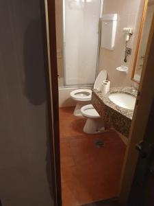 A bathroom at Apartamentos Plaza