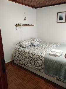 um quarto com uma cama num quarto em Alfama with a view em Lisboa