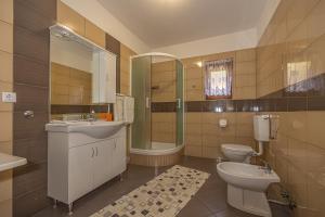 Koupelna v ubytování Apartmani Štefka + 83 fotografií