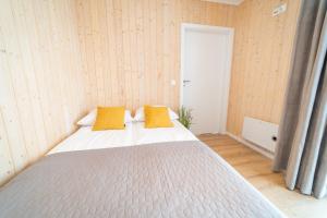 Łóżko lub łóżka w pokoju w obiekcie Velo Camp nad jeziorem Dadaj
