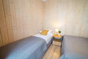 Łóżko lub łóżka w pokoju w obiekcie Velo Camp nad jeziorem Dadaj