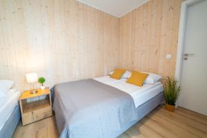 Łóżko lub łóżka w pokoju w obiekcie Velo Camp nad jeziorem Dadaj