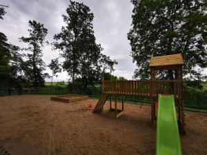 Plac zabaw dla dzieci w obiekcie M&K Apartamenty Rodzinny, Gdańsk - Wyspa Sobieszewska