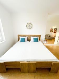 Posteľ alebo postele v izbe v ubytovaní Spacious Apartment Amaros