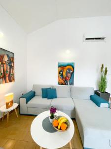 salon z kanapą i stołem w obiekcie Spacious Apartment Amaros w Korčuli