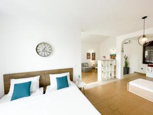 Posteľ alebo postele v izbe v ubytovaní Spacious Apartment Amaros