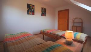 Posteľ alebo postele v izbe v ubytovaní Apartmán V sadu