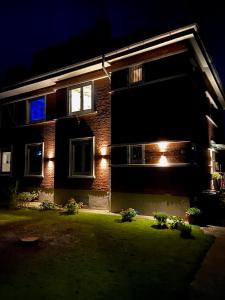 ein Haus mit seitlicher Beleuchtung in der Nacht in der Unterkunft Am Stephanswäldchen in Kamp-Lintfort