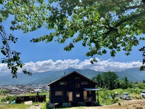 ein altes Haus mit Stadtblick in der Unterkunft Kitaarupusu ichibō no ie - Vacation STAY 96488v in Omachi