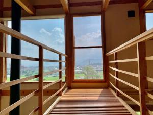 大町的住宿－Kitaarupusu ichibō no ie - Vacation STAY 96488v，客房设有享有美景的大窗户。