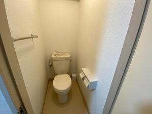 uma pequena casa de banho com WC e lavatório em Royal Heights Chuocho - Vacation STAY 12765 em Kagoshima