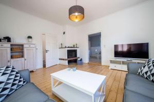 ein Wohnzimmer mit einem Sofa und einem Tisch in der Unterkunft Ferienhaus Eisenach in Eisenach