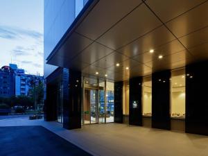 东京Tmark City Hotel Tokyo Omori - Vacation STAY 26381v的一面设有玻璃门的大建筑 更多4张照片
