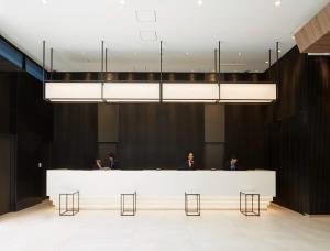 东京Tmark City Hotel Tokyo Omori - Vacation STAY 26381v的大堂,接待台有人