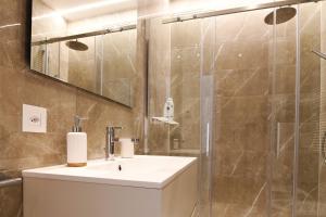Vannituba majutusasutuses Lake Modern Suites - Free Parking
