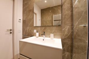 Vannituba majutusasutuses Lake Modern Suites - Free Parking