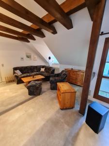 a living room with a couch and a table at Ferienwohnung Am Tränketor in Blankenburg