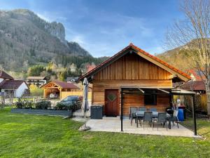 domek ze stołem i krzesłami przed nim w obiekcie Chalet Falkenstein w mieście Steyrling