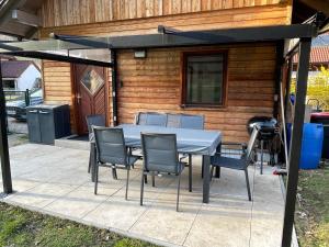 Patio lub wspólna przestrzeń na świeżym powietrzu w obiekcie Chalet Falkenstein