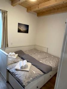 sypialnia z łóżkiem z ręcznikami w obiekcie Chalet Falkenstein w mieście Steyrling