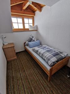 a small bedroom with a bed in a cabin at Ferienwohnung Auszeit mit viel Ruhe und Natur in Untrasried