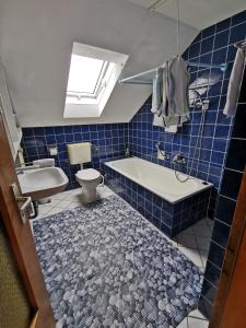 a bathroom with a tub and a toilet and a sink at Ferienwohnung Auszeit mit viel Ruhe und Natur in Untrasried