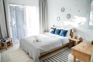 una camera da letto con un grande letto con cuscini blu di Blue Nest at Mandria Gardens a Mandria