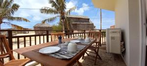 einen Tisch auf einem Balkon mit Meerblick in der Unterkunft KatlantiK Beach House Deluxe in Sal Rei