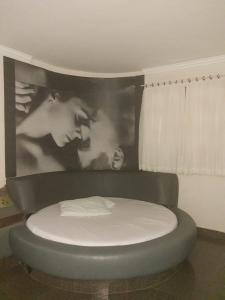 un letto circolare in una stanza con parete di Medieval Motel e Hospedagem a Ribeirão Preto