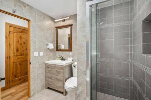 Un baño con inodoro y ducha de cristal. en Mountain Rose, en Government Camp 42 fotos más