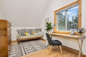 sala de estar con escritorio y ventana en Mountain Rose, en Government Camp