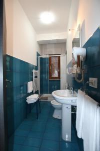 マッティナータにあるBed and breakfast Coppadicuocobbの青いバスルーム(洗面台、トイレ付)